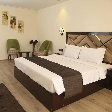 Cloud Social Hotel Шилонг Екстериор снимка