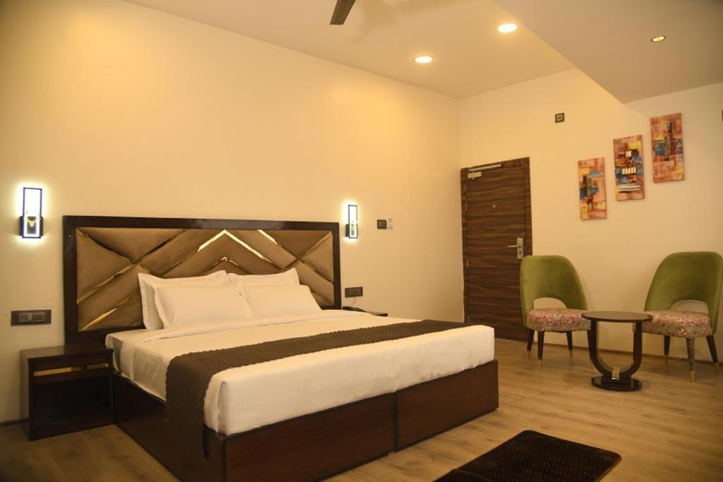 Cloud Social Hotel Шилонг Екстериор снимка