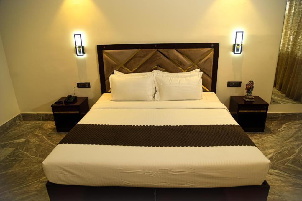 Cloud Social Hotel Шилонг Екстериор снимка