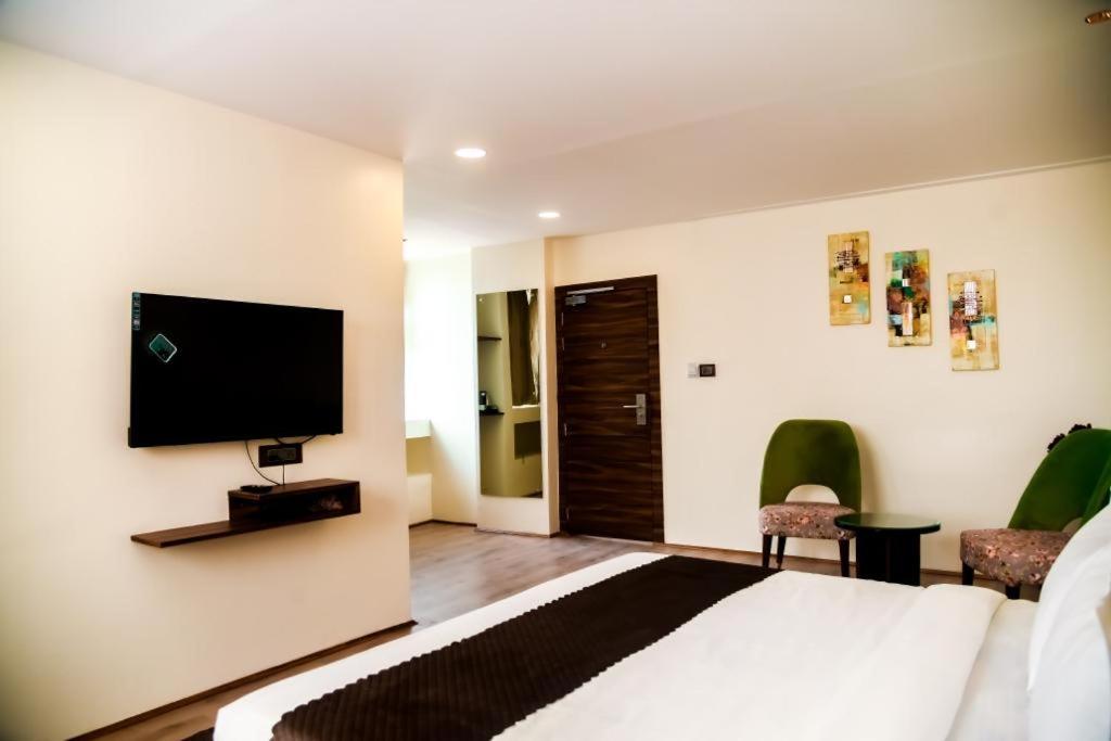 Cloud Social Hotel Шилонг Екстериор снимка