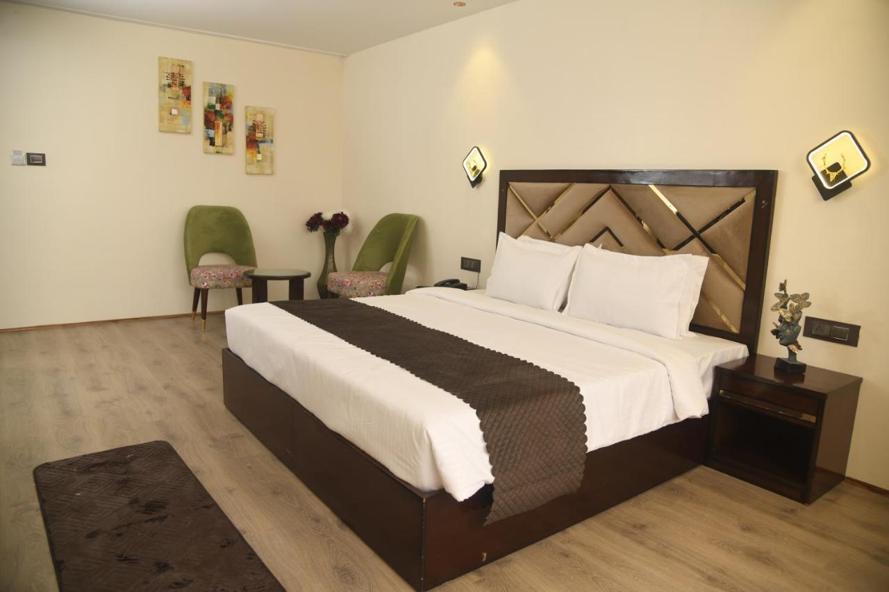 Cloud Social Hotel Шилонг Екстериор снимка