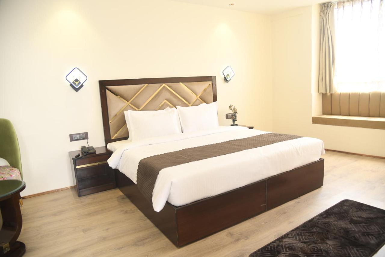 Cloud Social Hotel Шилонг Екстериор снимка