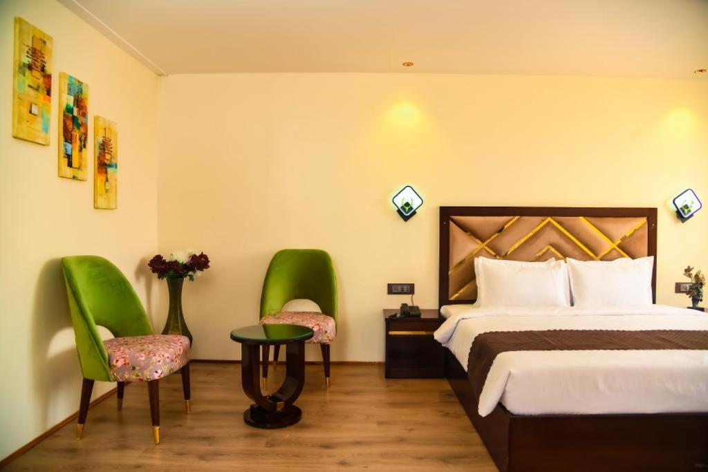 Cloud Social Hotel Шилонг Екстериор снимка