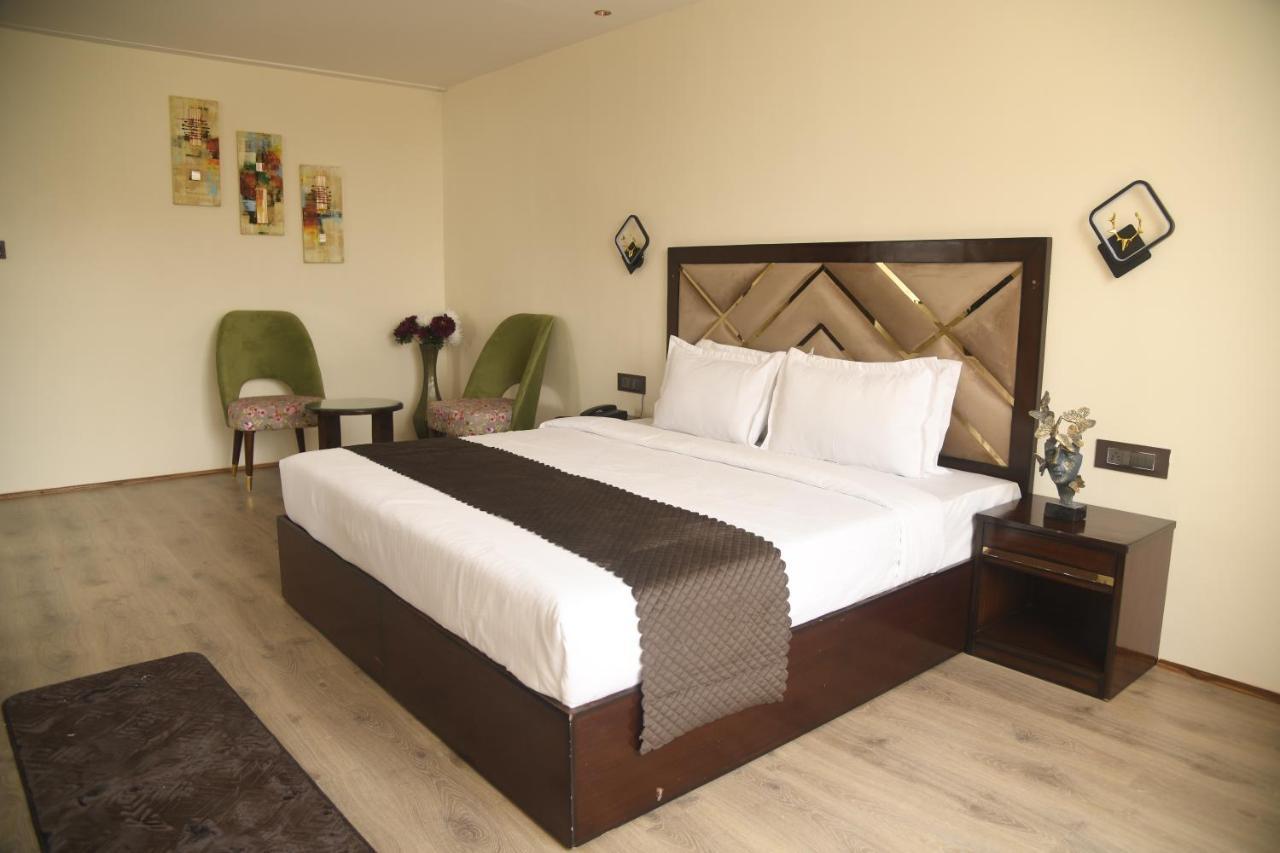 Cloud Social Hotel Шилонг Екстериор снимка