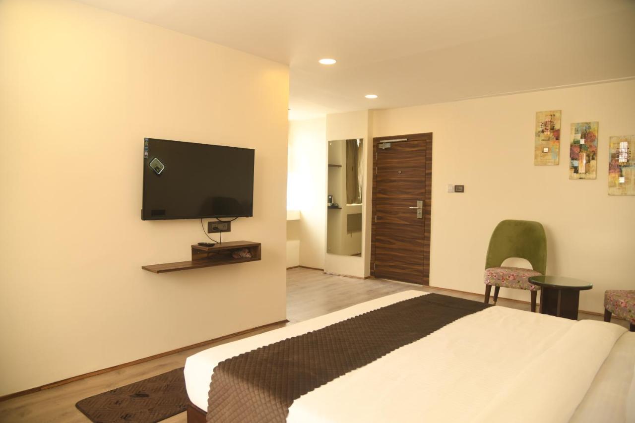 Cloud Social Hotel Шилонг Екстериор снимка